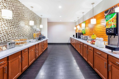 La Quinta Inn & Suites by Wyndham Luling image 1