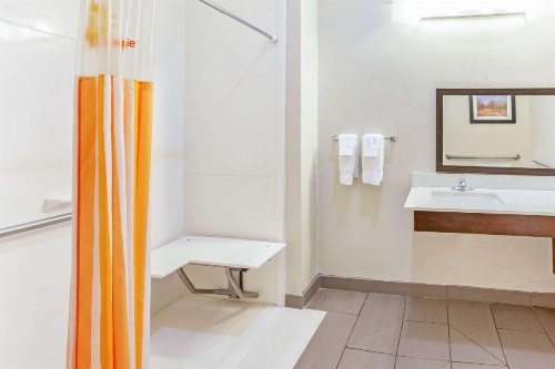 La Quinta Inn & Suites by Wyndham Luling image 13