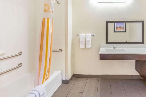 La Quinta Inn & Suites by Wyndham Luling image 15