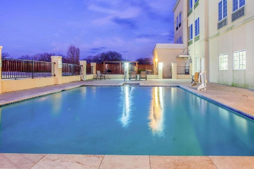 La Quinta Inn & Suites by Wyndham Luling image 19