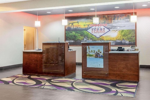 La Quinta Inn & Suites by Wyndham Luling image 23