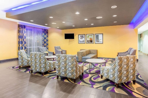 La Quinta Inn & Suites by Wyndham Luling image 25