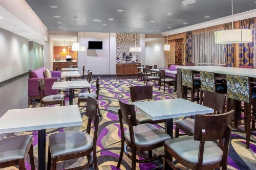 La Quinta Inn & Suites by Wyndham Luling image 28