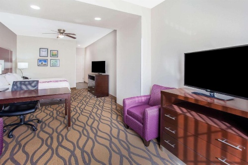 La Quinta Inn & Suites by Wyndham Luling image 9